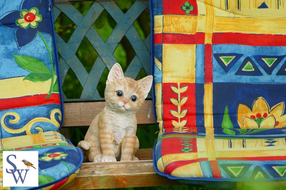 Kleine Katze als Deko auf unserer Gartenbank - Foto von Sylvia Wentzlau