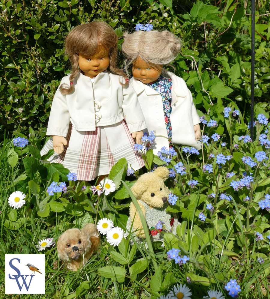 Zwei Krahmer Puppen in unserem Garten